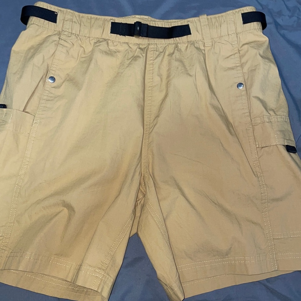 New with tags Mens North Face cargo Khaki shorts. Standard fit. Size MEDIUM